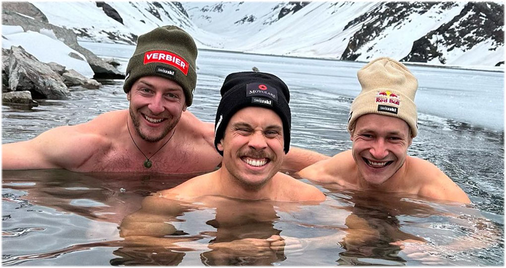 Justin Murisier, Gino Caviezel und Marco Odermatt geniessen eine Abkühlung im Bergsee (Foto: Marco Odermatt / Instagram)