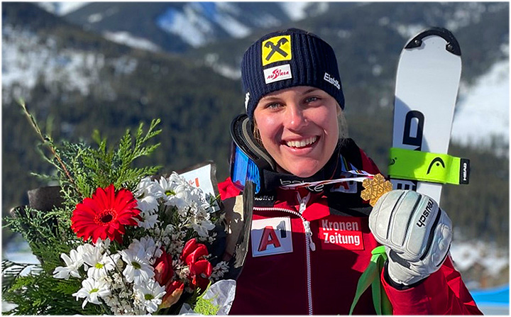 Magdalena Egger packt am Stilfser Joch ihre Riesenslalom-Skier aus. (Foto: © ÖSV/Schrammel)