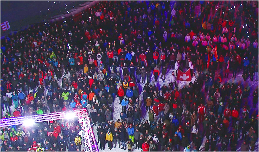 Die Siegerehrung am Abend in Kitzbühel zieht tausende von Fans an