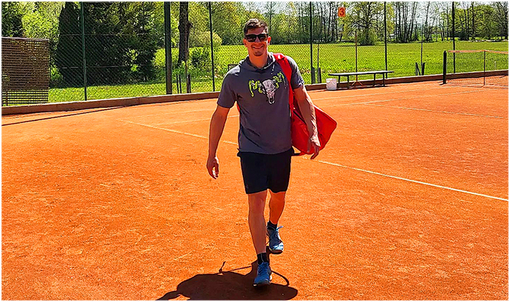Žan Kranjec hält sich im Sommer auch mit Tennis fit (Foto: Žan Kranjec / Instagram)
