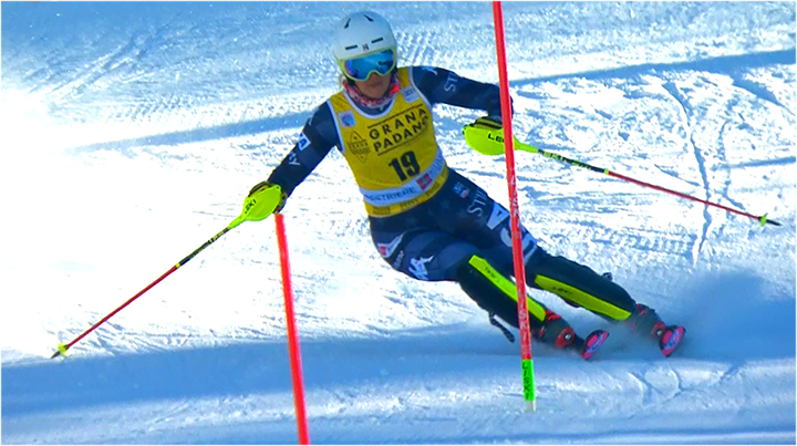 Paula Moltzan freut sich über den klaren Sieg im 1. Europacup Slalom im Ahrntal