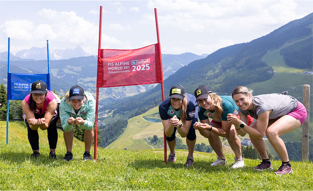 Auch bei den ÖSV Ski Alpin Abfahrtsdamen steigt die Vorfreude auf die Ski WM 2025 in Saalbach (Foto: © ÖSV/Erich Spiess)
