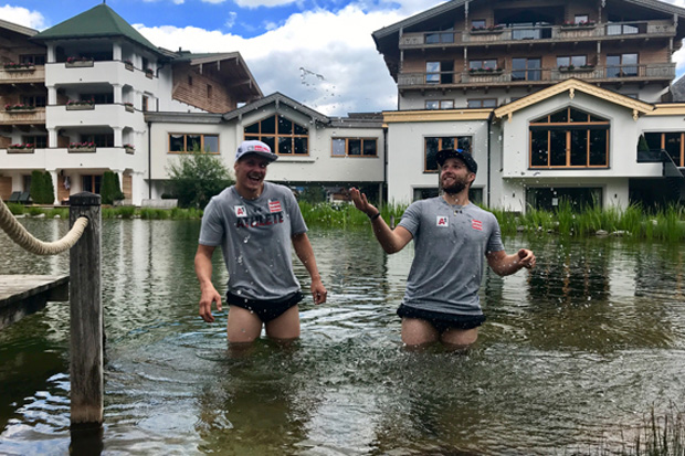 Manuel Feller und Marco Schwarz genießen nach einer harten Trainingseinheit den Teich im Hotel Forsthofgut. (Foto: ÖSV/Aichner)