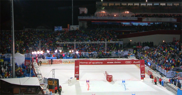 Einen Tag vor Weihnachten kämpfen die Ski Weltcup Athleten beim Parallel-Riesenslalom in Alta Badia um Weltcuppunkt.