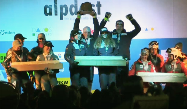 Das Swiss-Ski-Team freut sich bei Junioren-WM über Gold beim Teambewerb