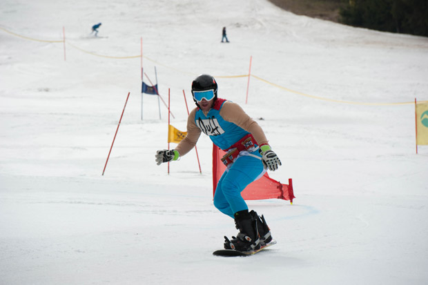 Vincent Krichmayr macht als „Duffman“ auch am Snowboard eine gute Figur