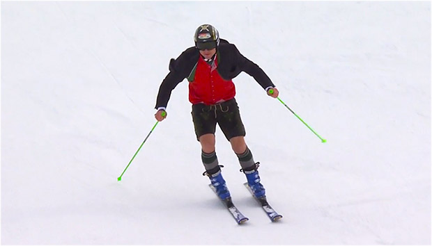 In Trachtenjacke und Lederhose verabschiedet sich Hannes Reichelt vom Ski Weltcup