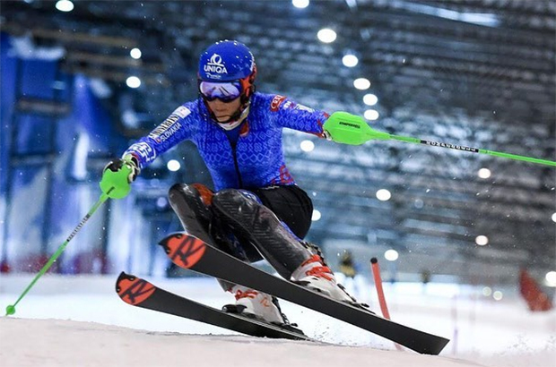 Petra Vlhová packt in der Ski-Halle von Druskininkai die Slalom-Bretter aus (Foto: © Petra Vlhovà / Facebook)